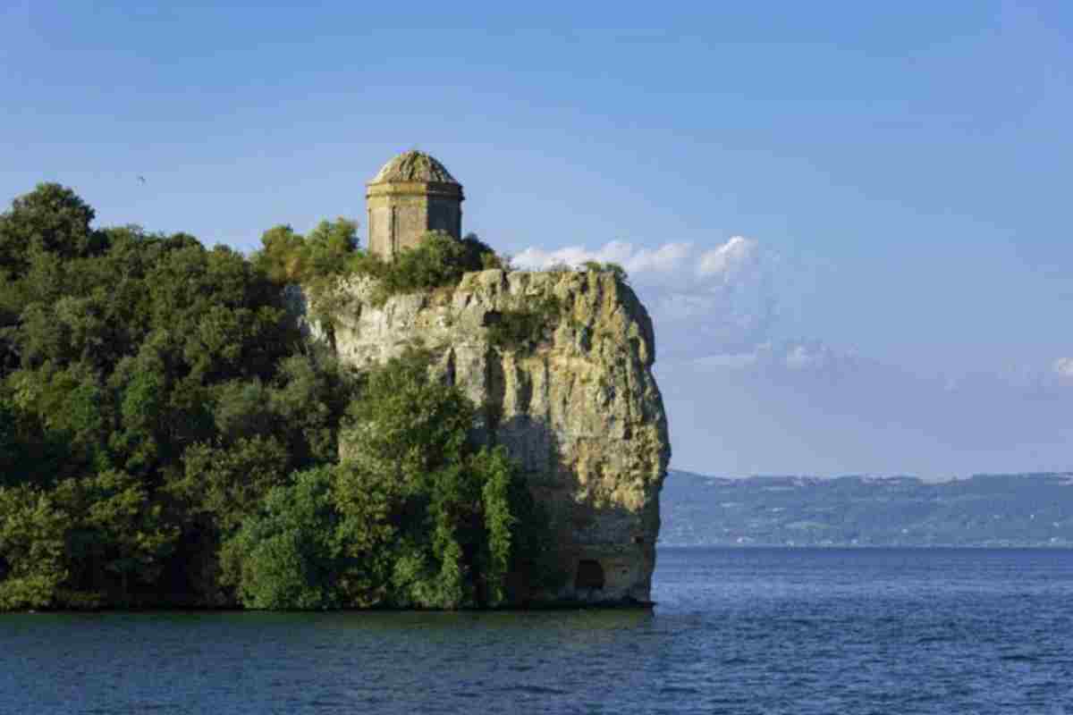 Il fascino dell’Isola Bisentina non sta solo nella sua storia o nella sua posizione geografica. Sta nel modo in cui questi elementi si combinano